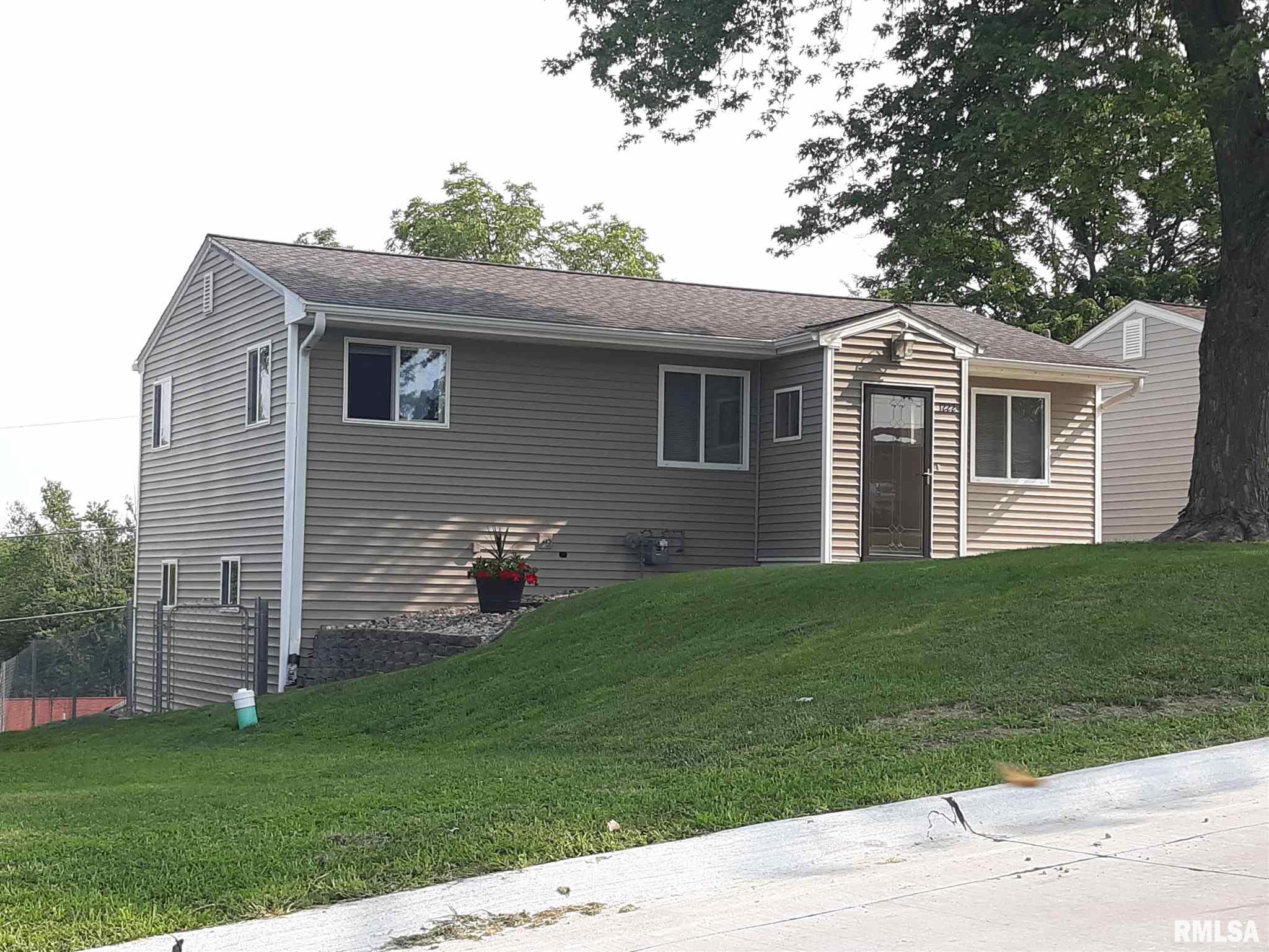 1222 15th Avenue South Clinton, IA 52732 - Photo 1 of 12