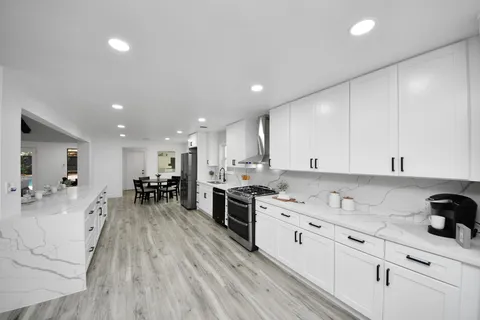 $726,000 | 7819 Pagewood Lane, Houston, TX 77063