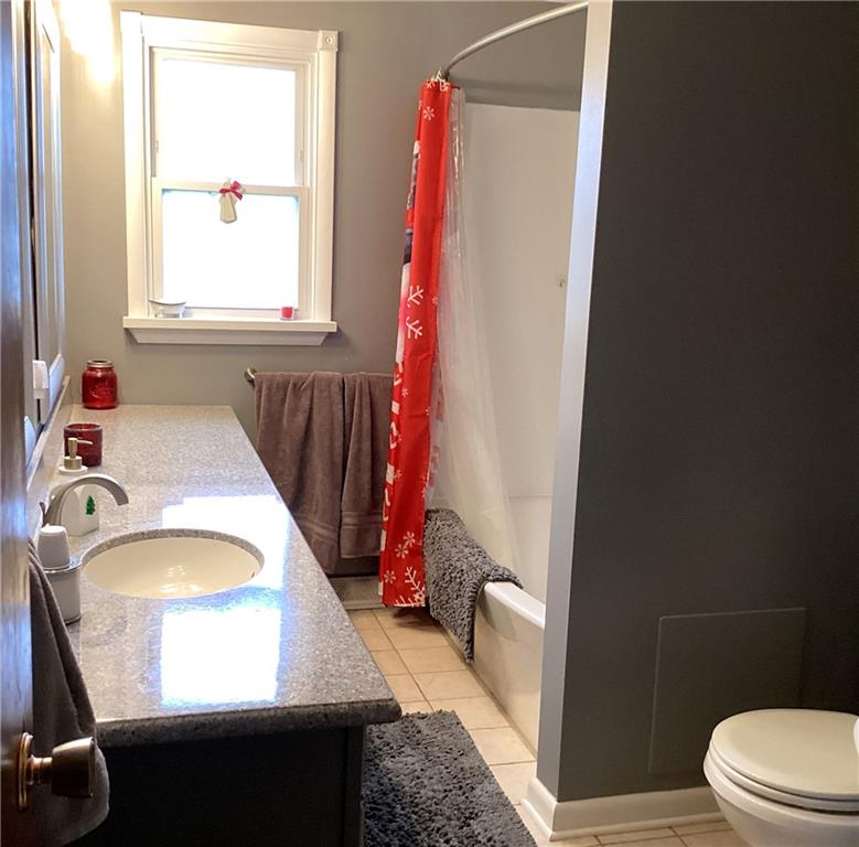 5719 Halchess Street Pittsburgh, PA 15207 - Photo 17 of 25 a bathroom with a tub sink and a toilet