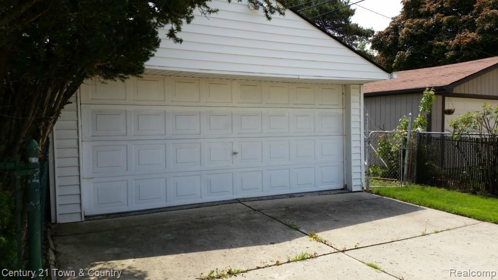 23171 Saxony Avenue Eastpointe, MI 48021 - Photo 4 of 6 20140520_135338.jpg