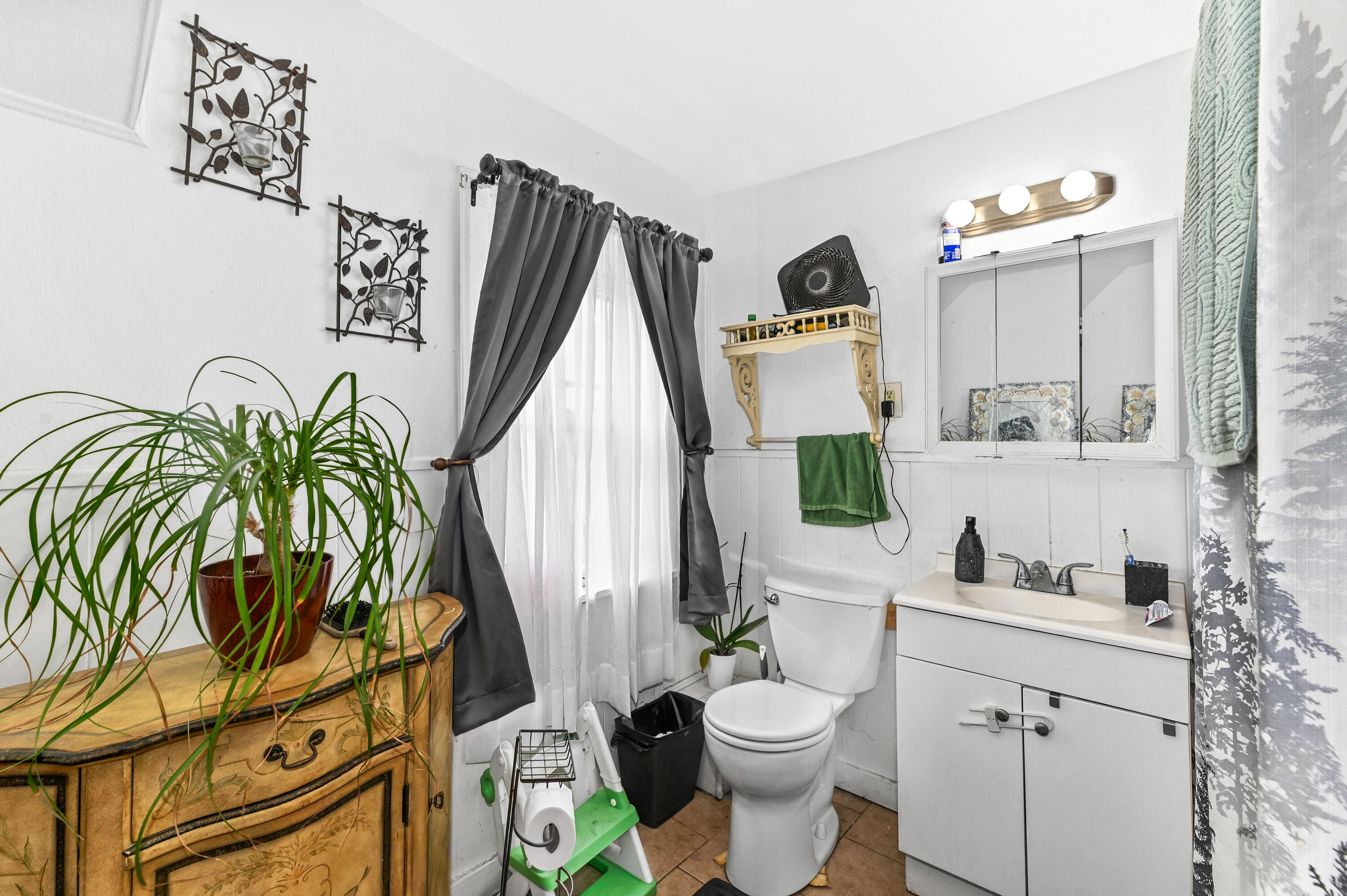2437 South 29th Street Milwaukee, WI 53215 - Photo 14 of 28 Bathroom