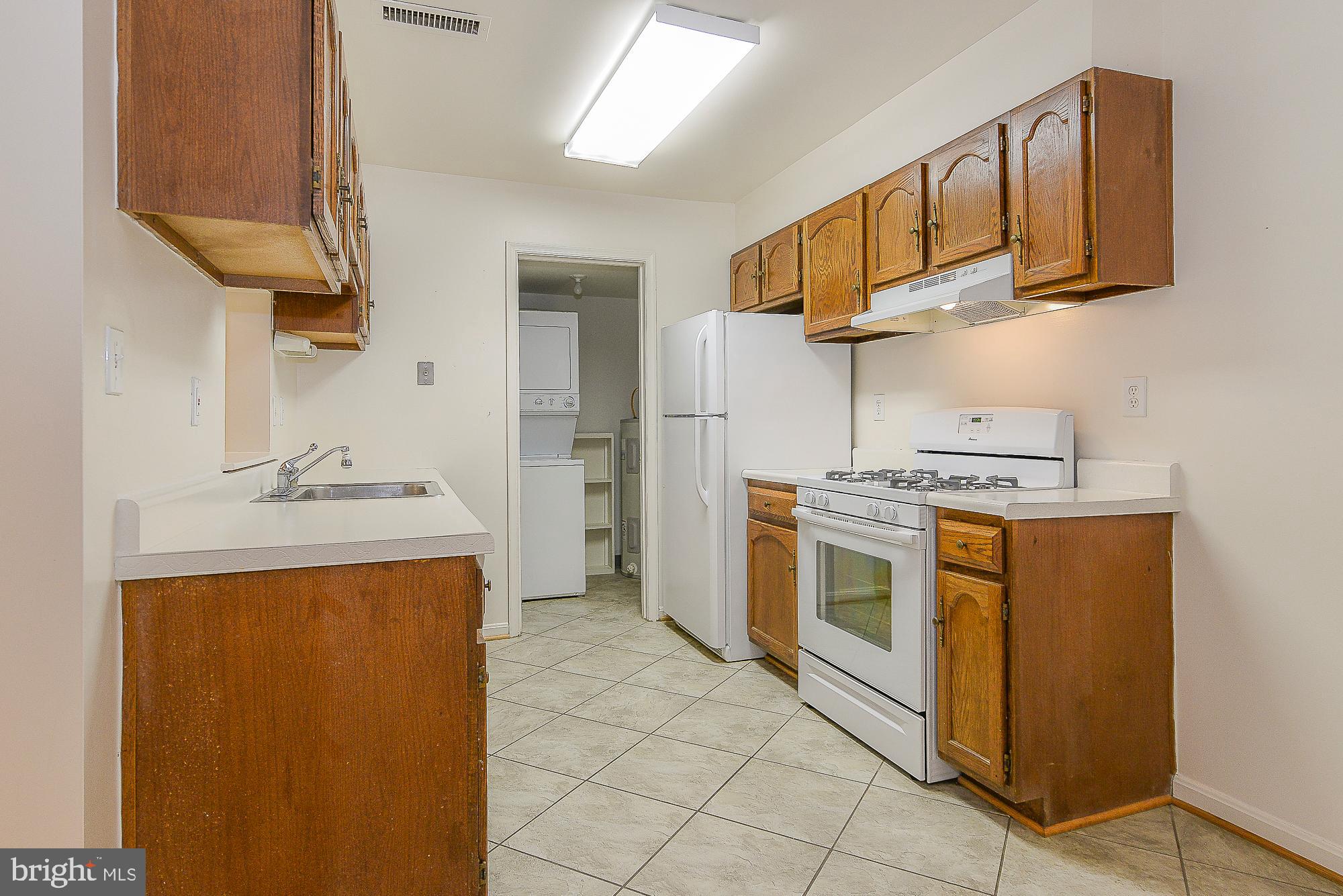5938 Cove Landing Road, Unit 102A Burke, VA 22015 - Photo 6 of 19 Amble counter space!