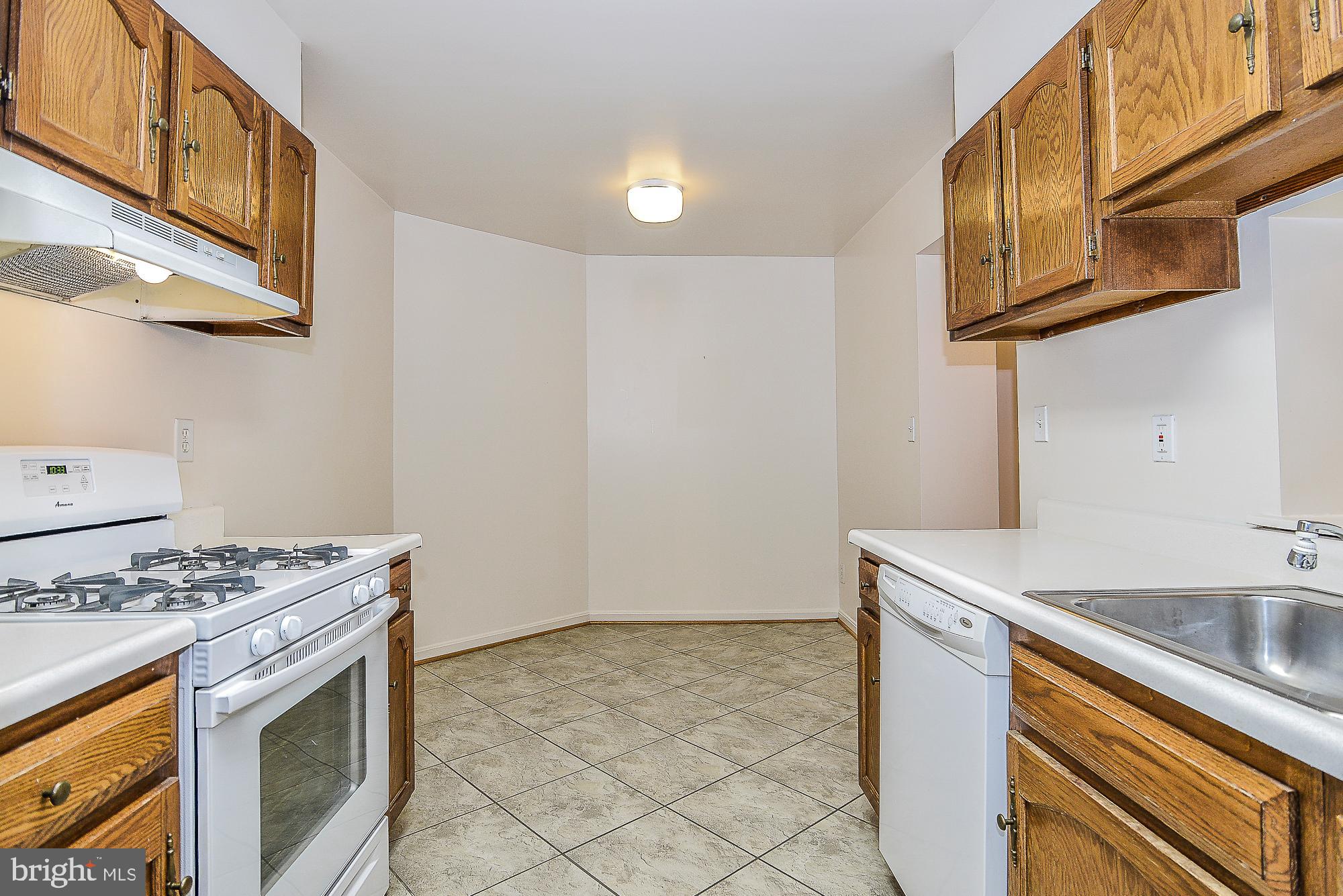 5938 Cove Landing Road, Unit 102A Burke, VA 22015 - Photo 8 of 19 Large eat-in kitchen!