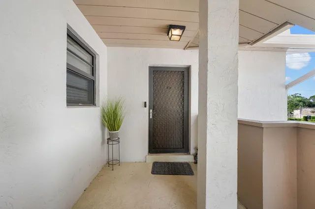 a view of entryway and hall