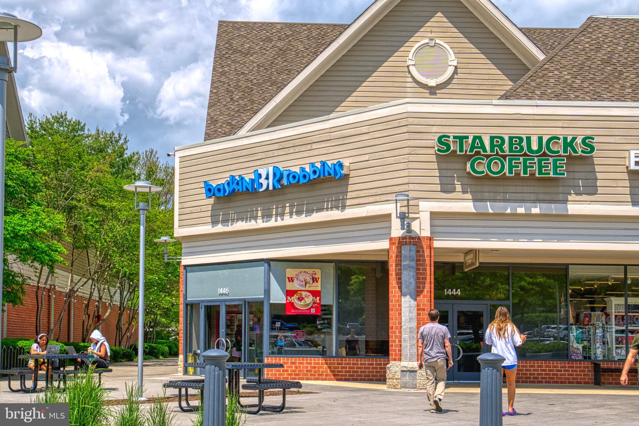 1512 Poplar Grove Drive Reston, VA 20194 - Photo 49 of 70 a view of a building with sitting area