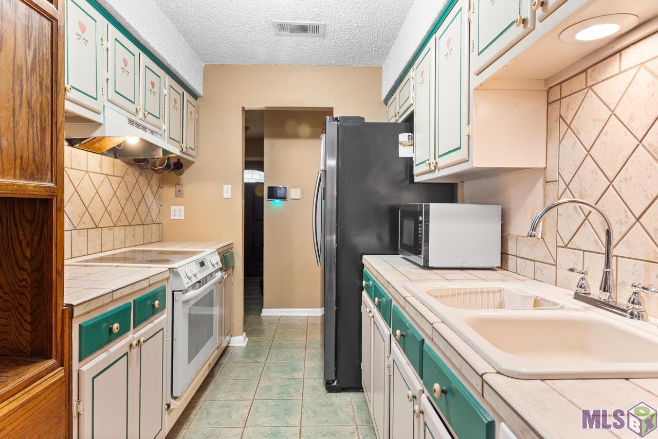 13732 Rampart Court Baton Rouge, LA 70810 - Photo 5 of 12 Kitchen
