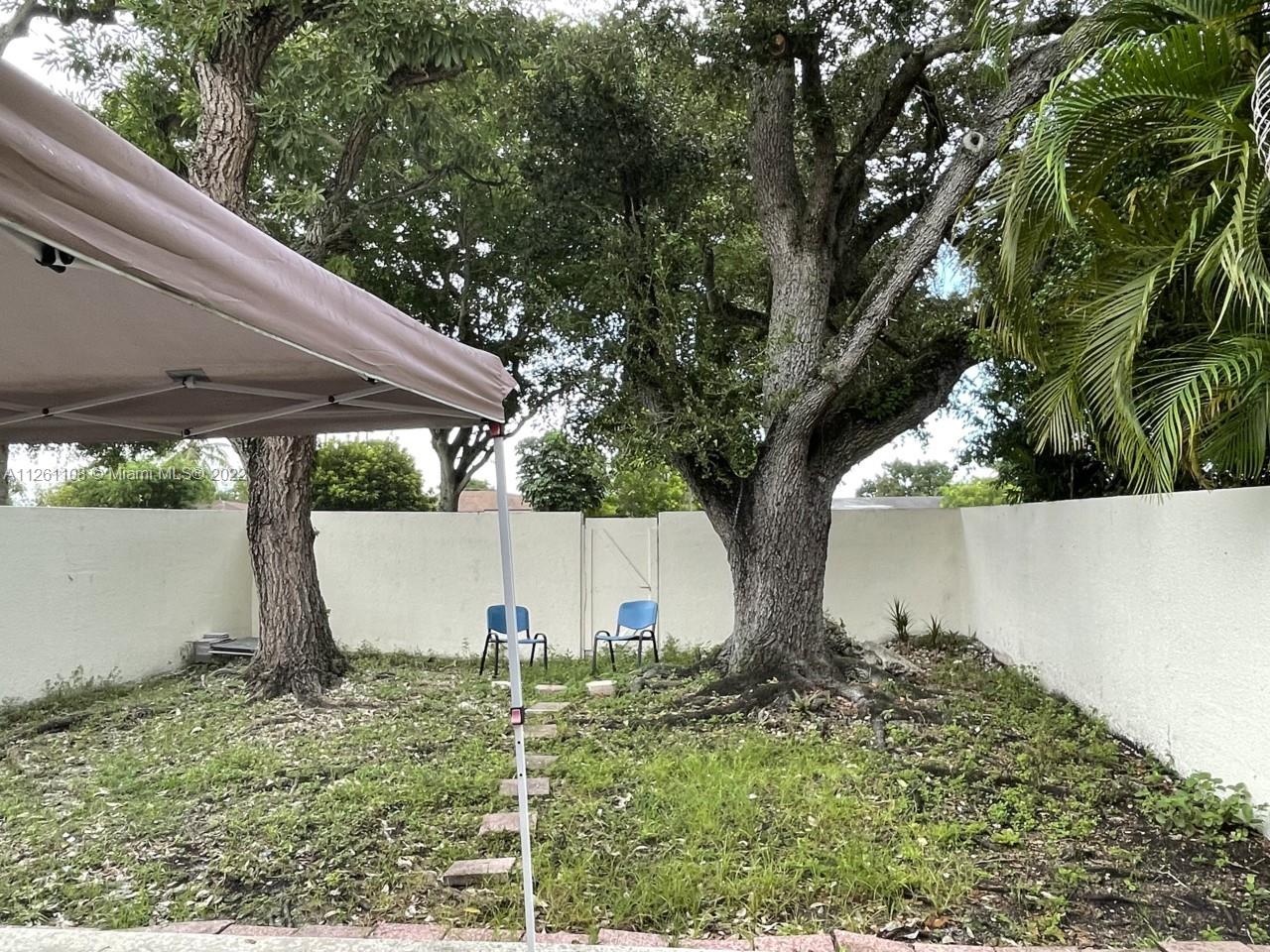 Kendale Lakes Miami, FL 33183 - Photo 26 of 26 a view of outdoor space and garden