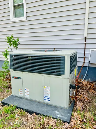 $378,500 | 102 Oakwood Drive, Clinton, TN 37716