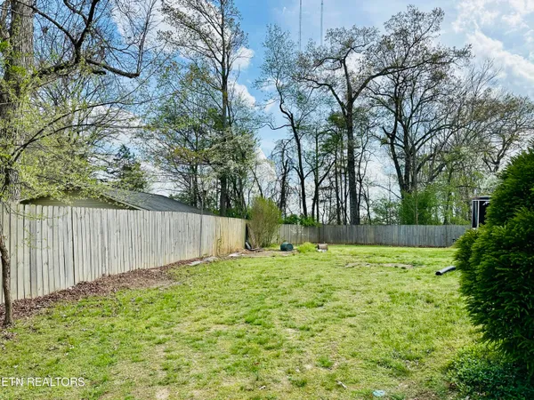 $378,500 | 102 Oakwood Drive, Clinton, TN 37716