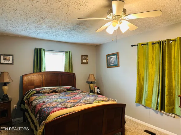 $378,500 | 102 Oakwood Drive, Clinton, TN 37716