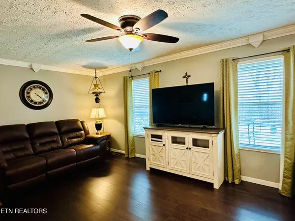 $378,500 | 102 Oakwood Drive, Clinton, TN 37716