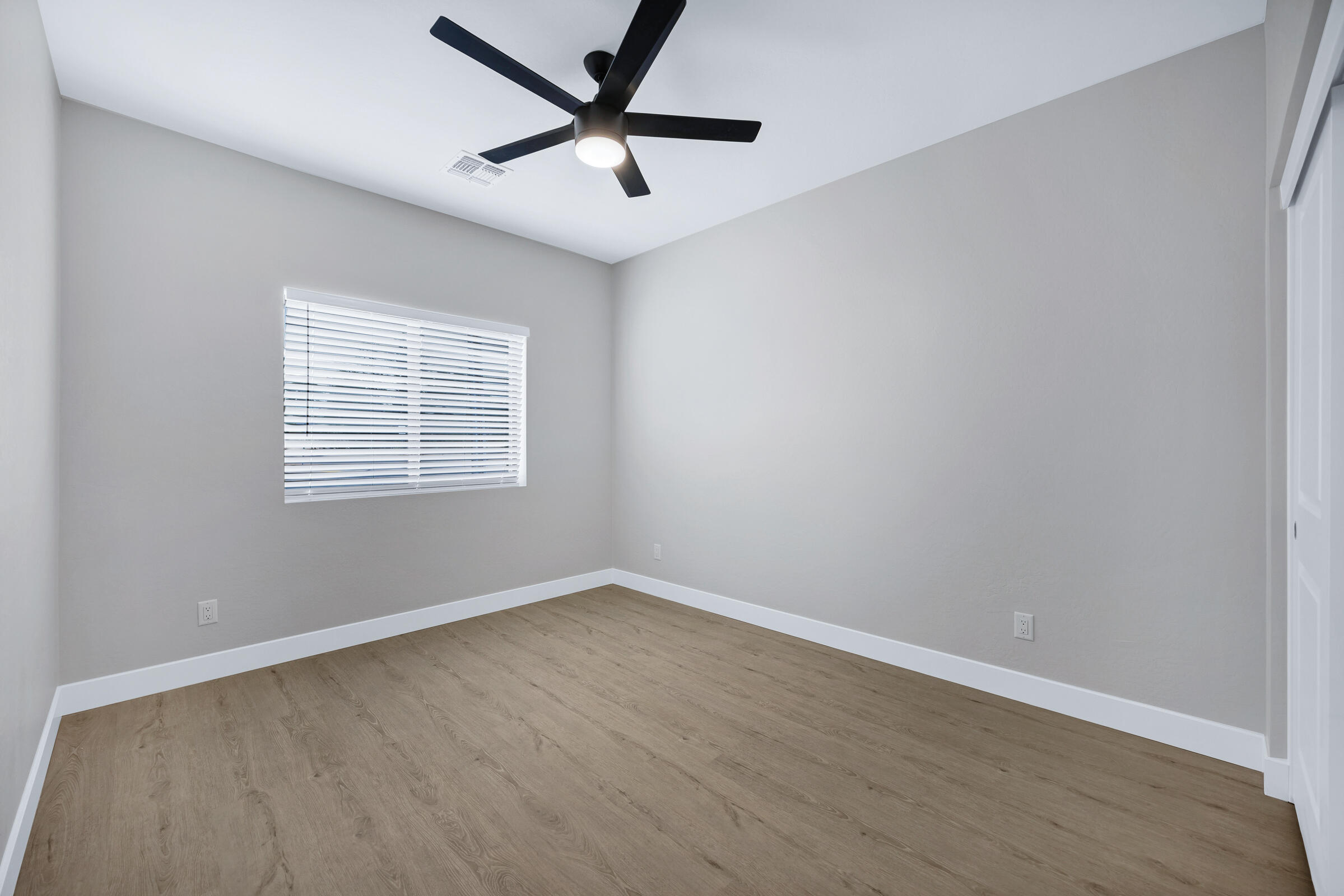 1105 East Frontier Street Payson, AZ 85541 - Photo 17 of 26 an empty room with wooden floor and windows