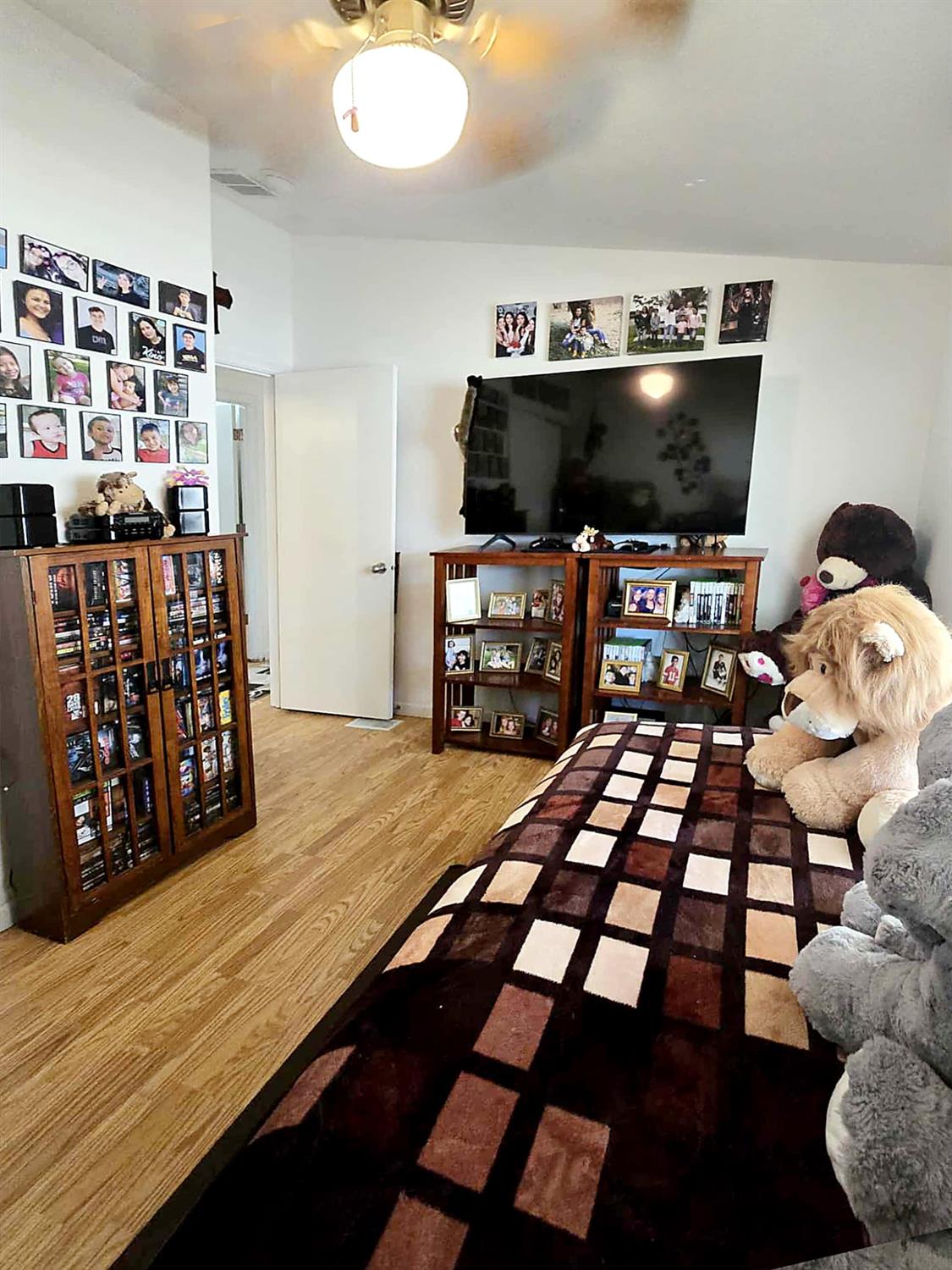 18717 Mill Villa Road, Unit 615 Jamestown, CA 95327 - Photo 18 of 19 a room with furniture and flat screen tv