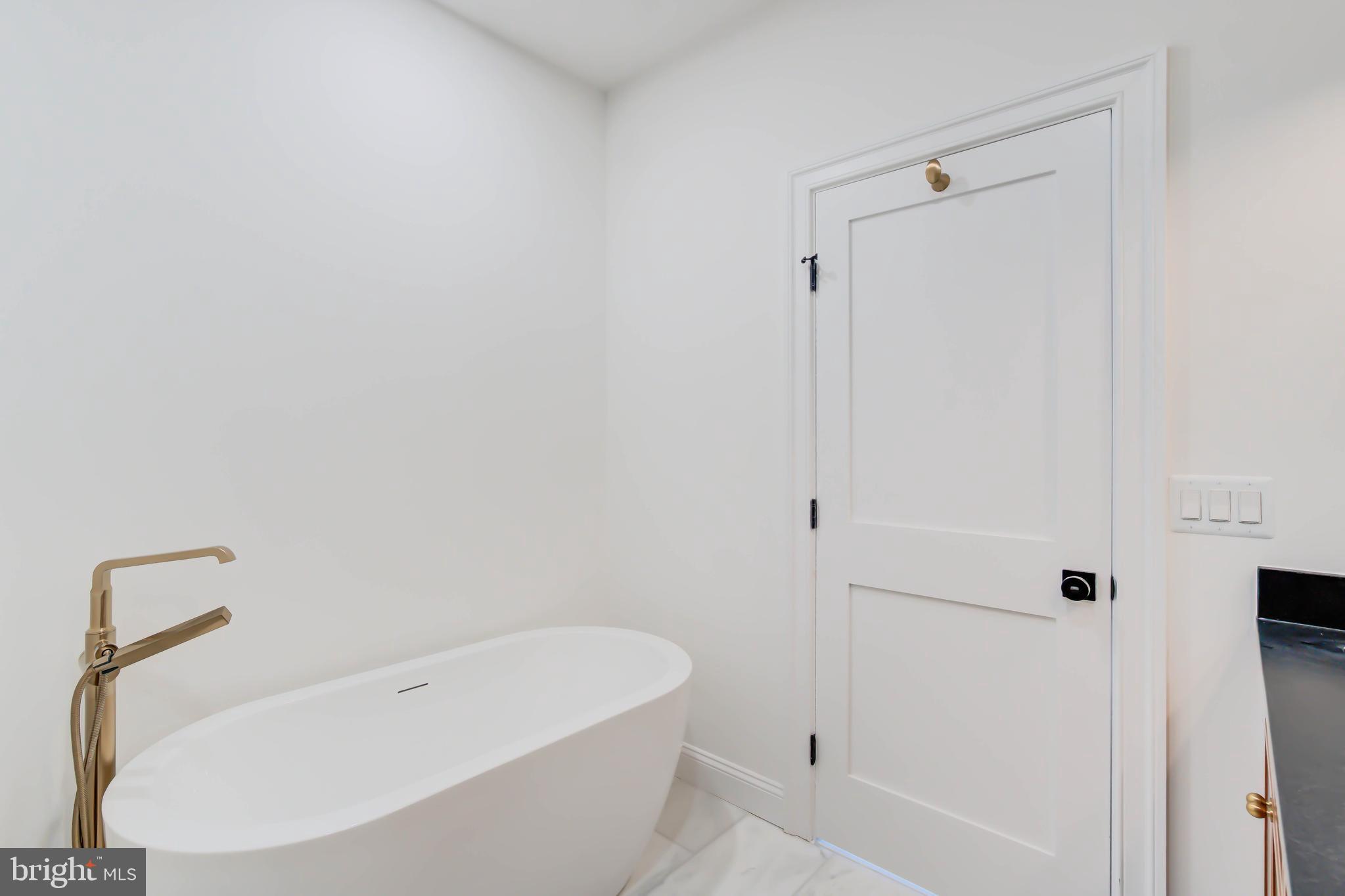 2910 18th Street Northwest Washington, DC 20009 - Photo 25 of 54 a bathroom with a bathtub