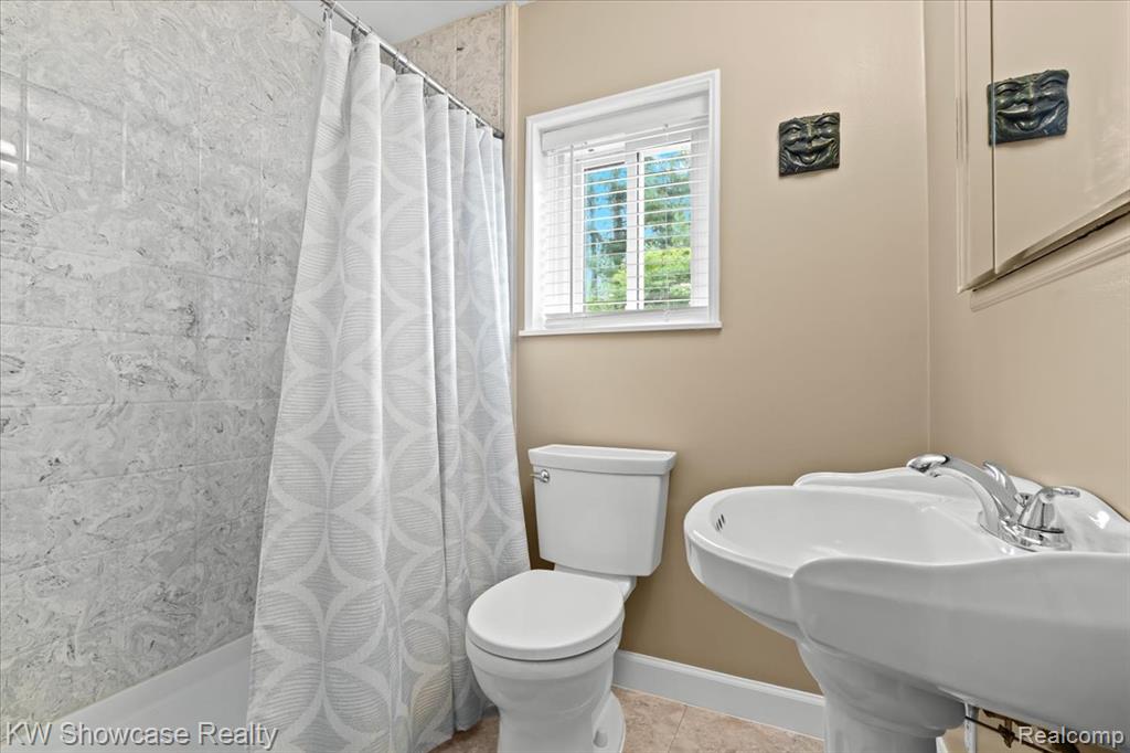 5865 Crescent Road Waterford, MI 48327 - Photo 18 of 36 Gallery Image 18