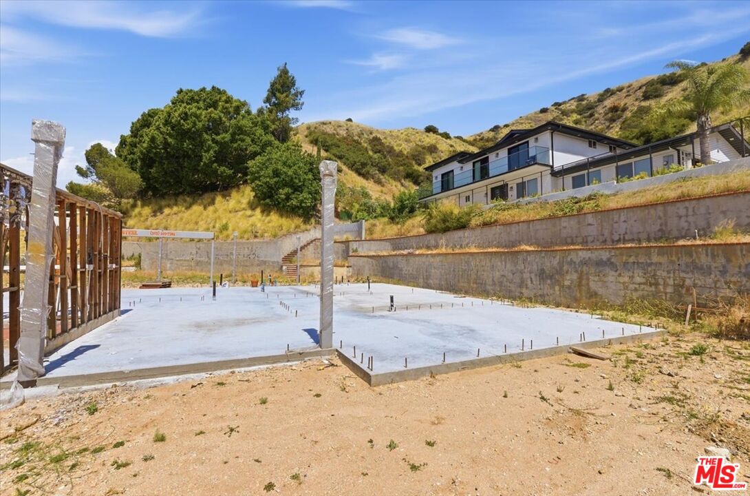 9865 Lanark Street Sun Valley, CA 91352 - Photo 2 of 13 a view of a large white building
