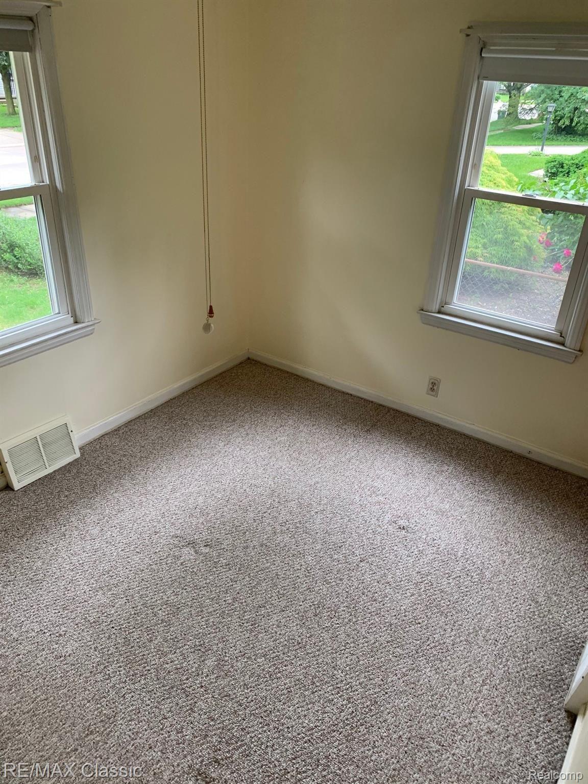 3827 Durham Road Royal Oak, MI 48073 - Photo 12 of 35 IMG_2231.jpg