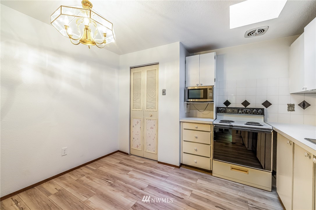 4308 Northeast Sunset Boulevard, Unit F3 Renton, WA 98059 - Photo 8 of 26 a view of a kitchen with electric appliances