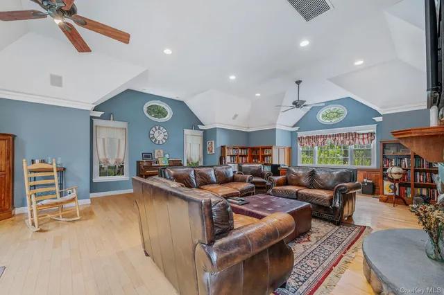 $949,997 | 10 Spyglass Lane, East Setauket, NY 11733