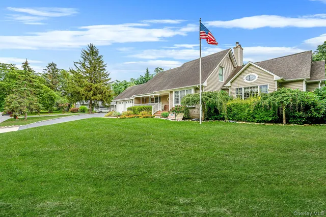 $949,997 | 10 Spyglass Lane, East Setauket, NY 11733