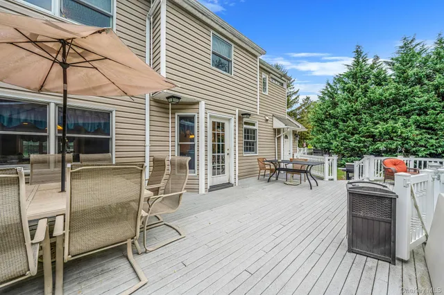 $949,997 | 10 Spyglass Lane, East Setauket, NY 11733