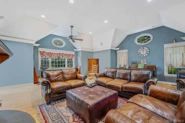 $949,997 | 10 Spyglass Lane, East Setauket, NY 11733