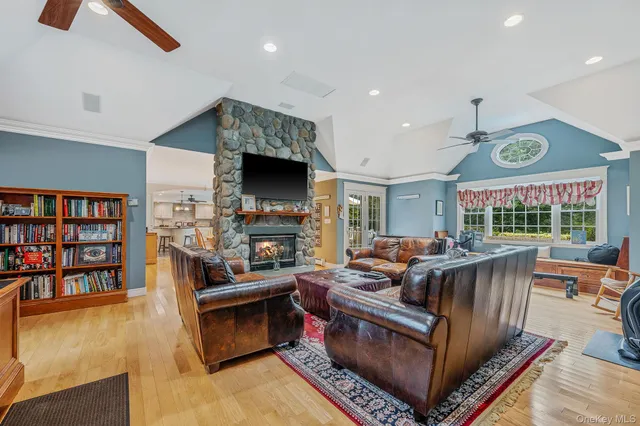 $949,997 | 10 Spyglass Lane, East Setauket, NY 11733