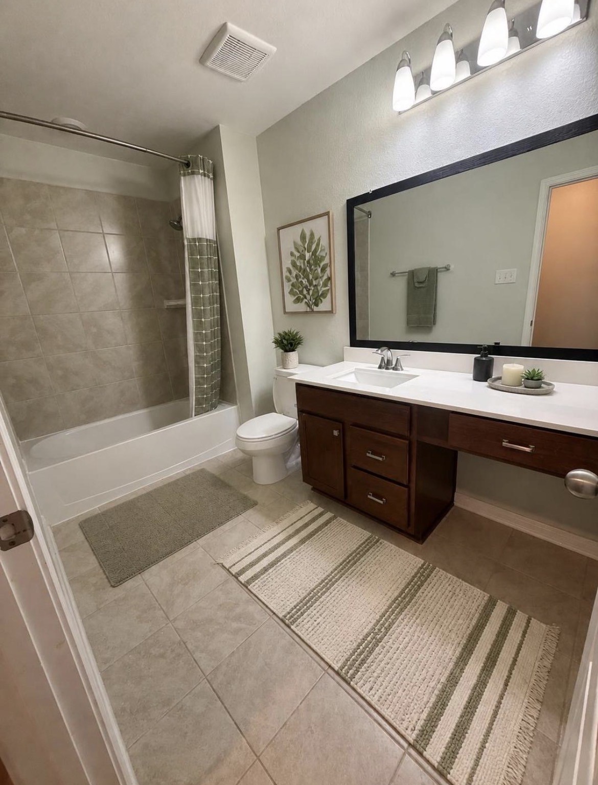 1322 Glendora Drive Rosharon, TX 77583 - Photo 11 of 13 Guest bath