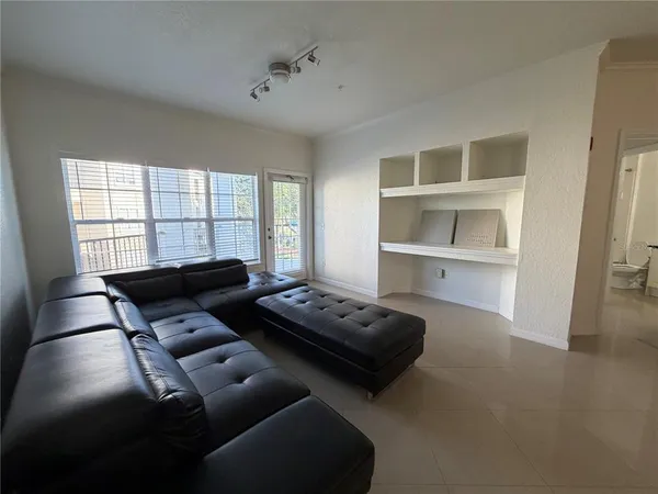 $1,800 | 3735 Conroy Road, Unit 2222, Orlando, FL 32839