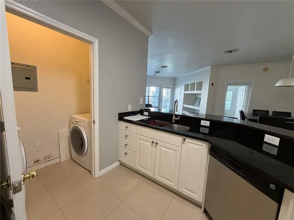 $1,800 | 3735 Conroy Road, Unit 2222, Orlando, FL 32839