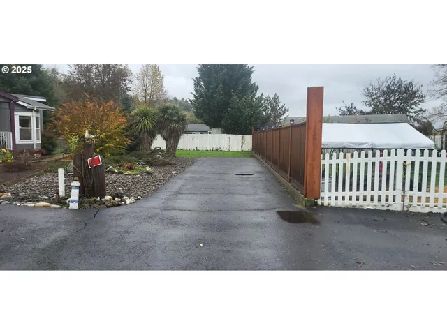 a view of outdoor space yard and porch