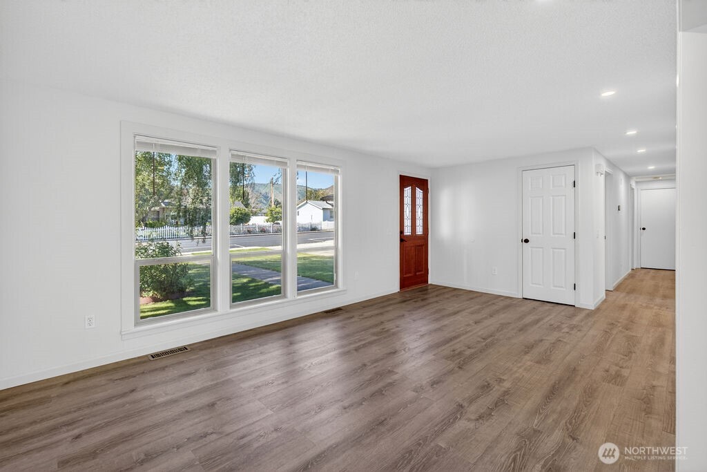 1312 Springwater Avenue Wenatchee, WA 98801 - Photo 11 of 30