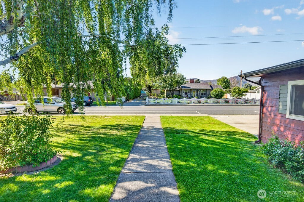 1312 Springwater Avenue Wenatchee, WA 98801 - Photo 5 of 30