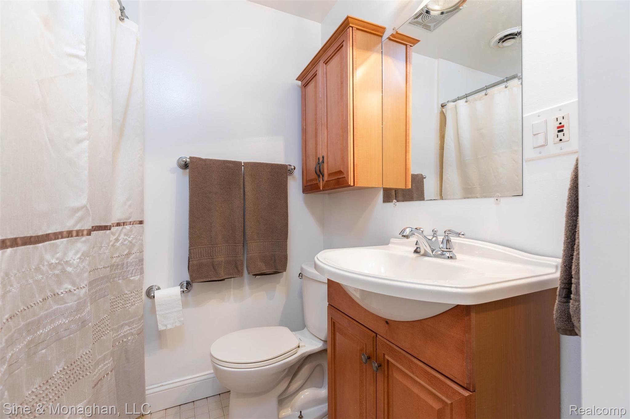 308 North Rochester Road, Unit 9 Clawson, MI 48017 - Photo 9 of 21 Full Bathroom