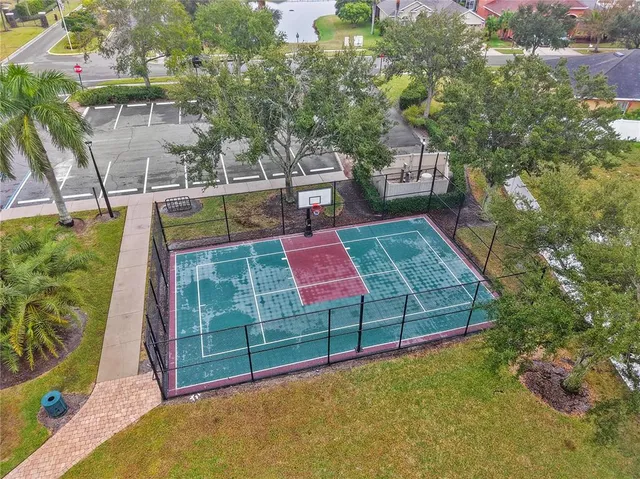 a view of a backyard