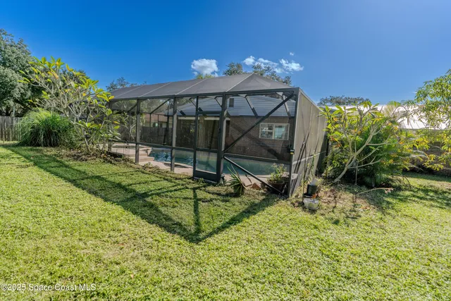 a view of a backyard