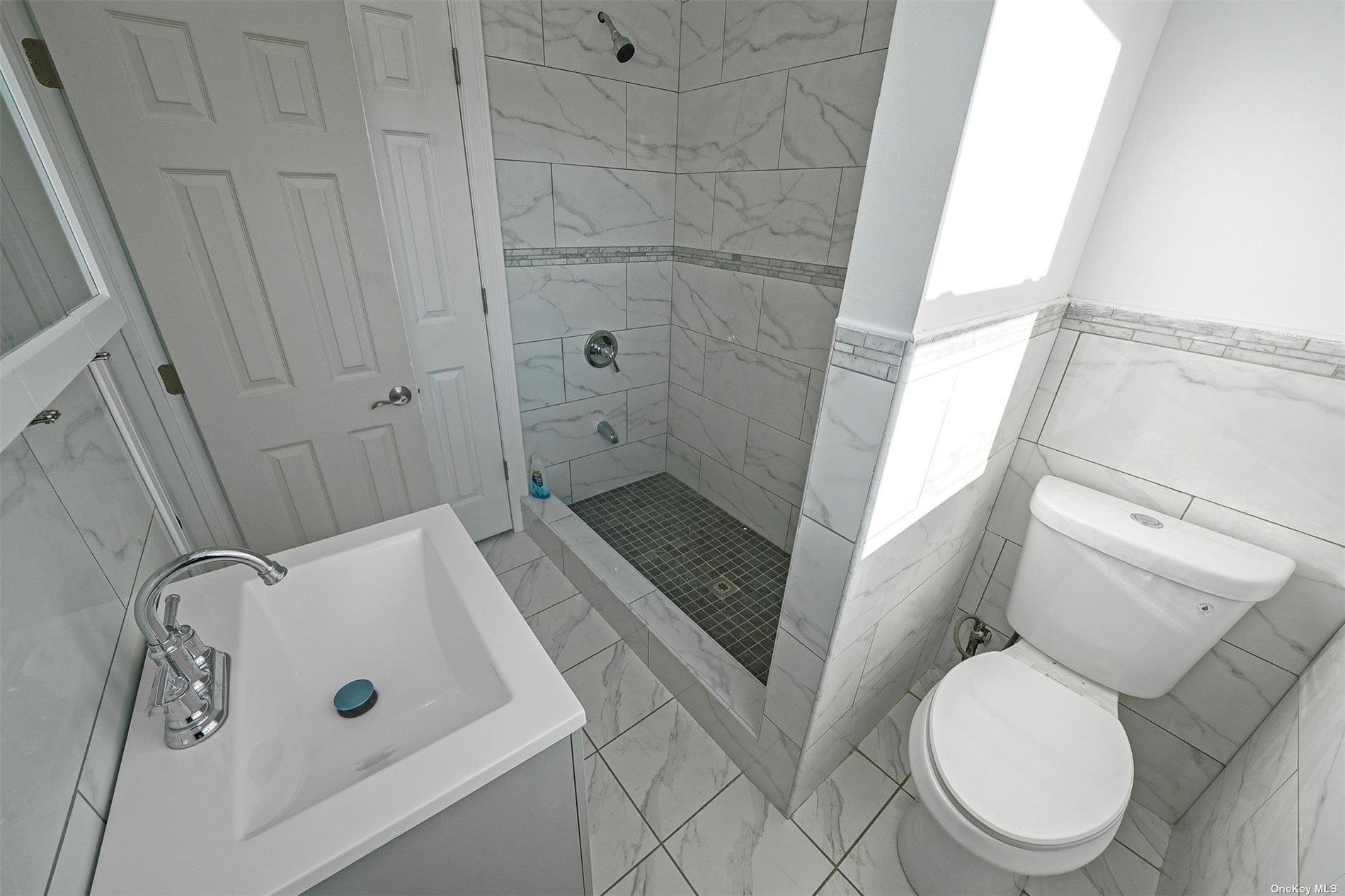 247-14 137th Road Queens, NY 11422 - Photo 14 of 34 a bathroom with a tub and toilet