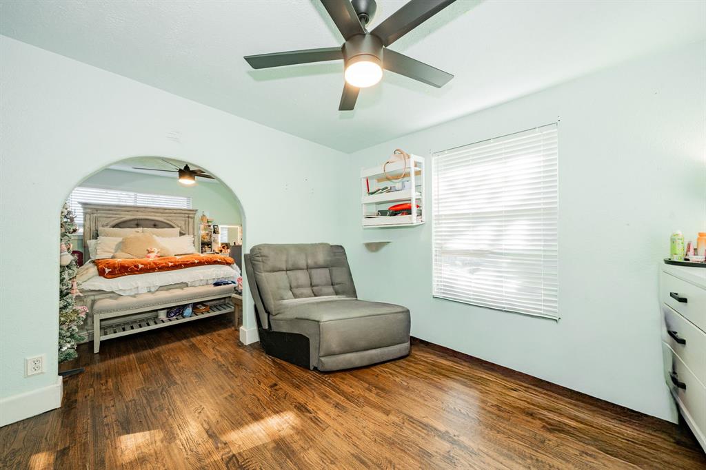 970 North Country Lane Rockwall, TX 75087 - Photo 20 of 40 a bedroom with furniture and a window