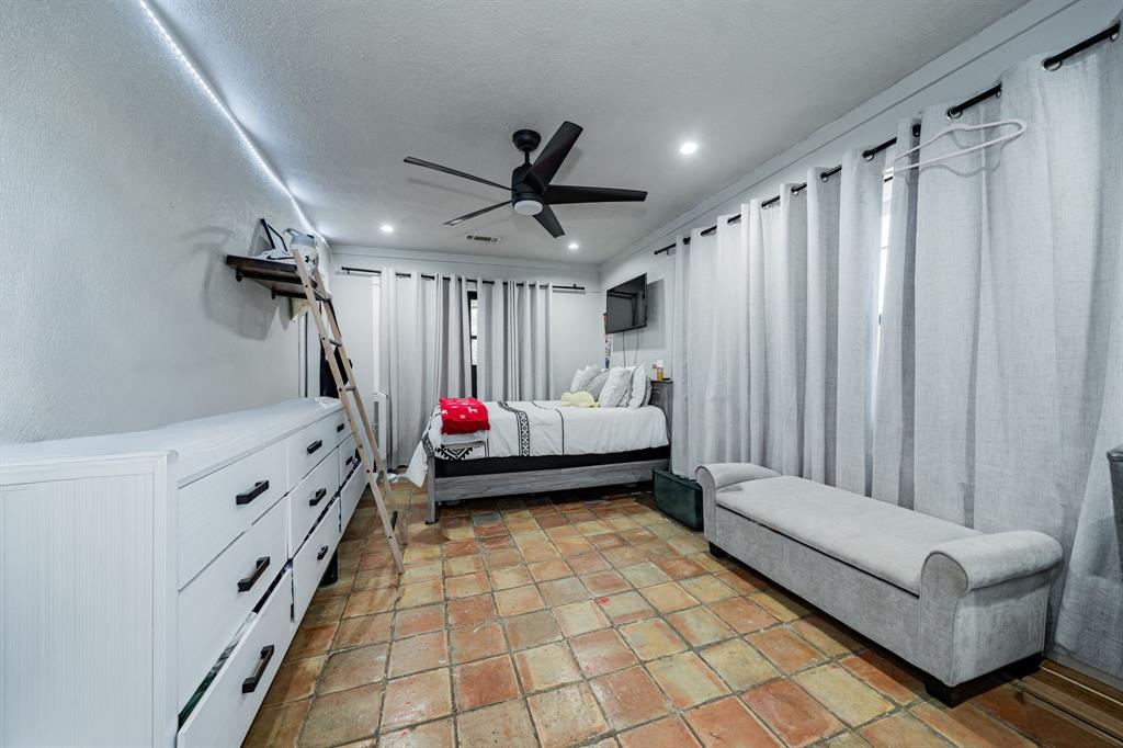 970 North Country Lane Rockwall, TX 75087 - Photo 23 of 40 a hallway with white walls and white walls
