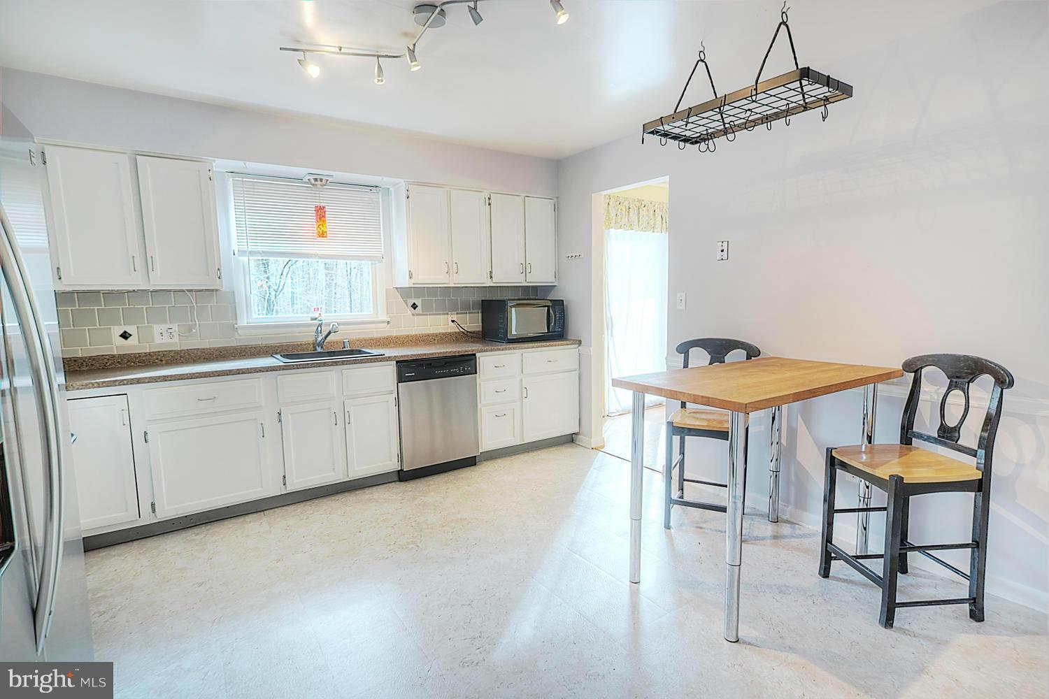 3939 Hodges Road Monkton, MD 21111 - Photo 9 of 30 Spac. Eat-In Country Kit. w/White Cabinets