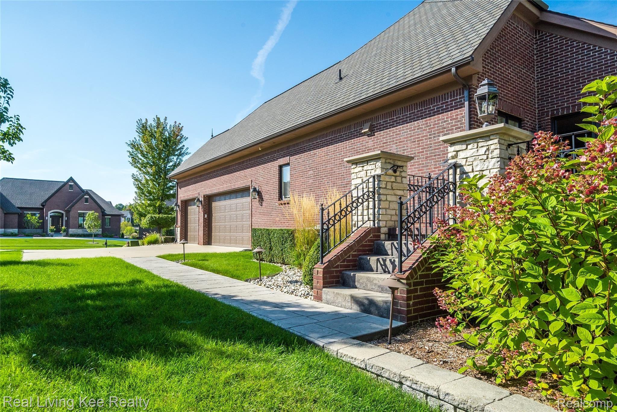 563 Wellington Circle Rochester, MI 48309 - Photo 8 of 68 Exteriors (10 of 20).jpg