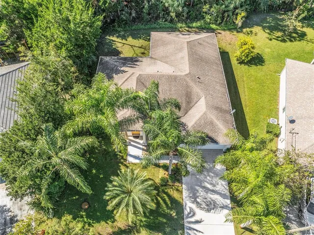 a view of a back yard