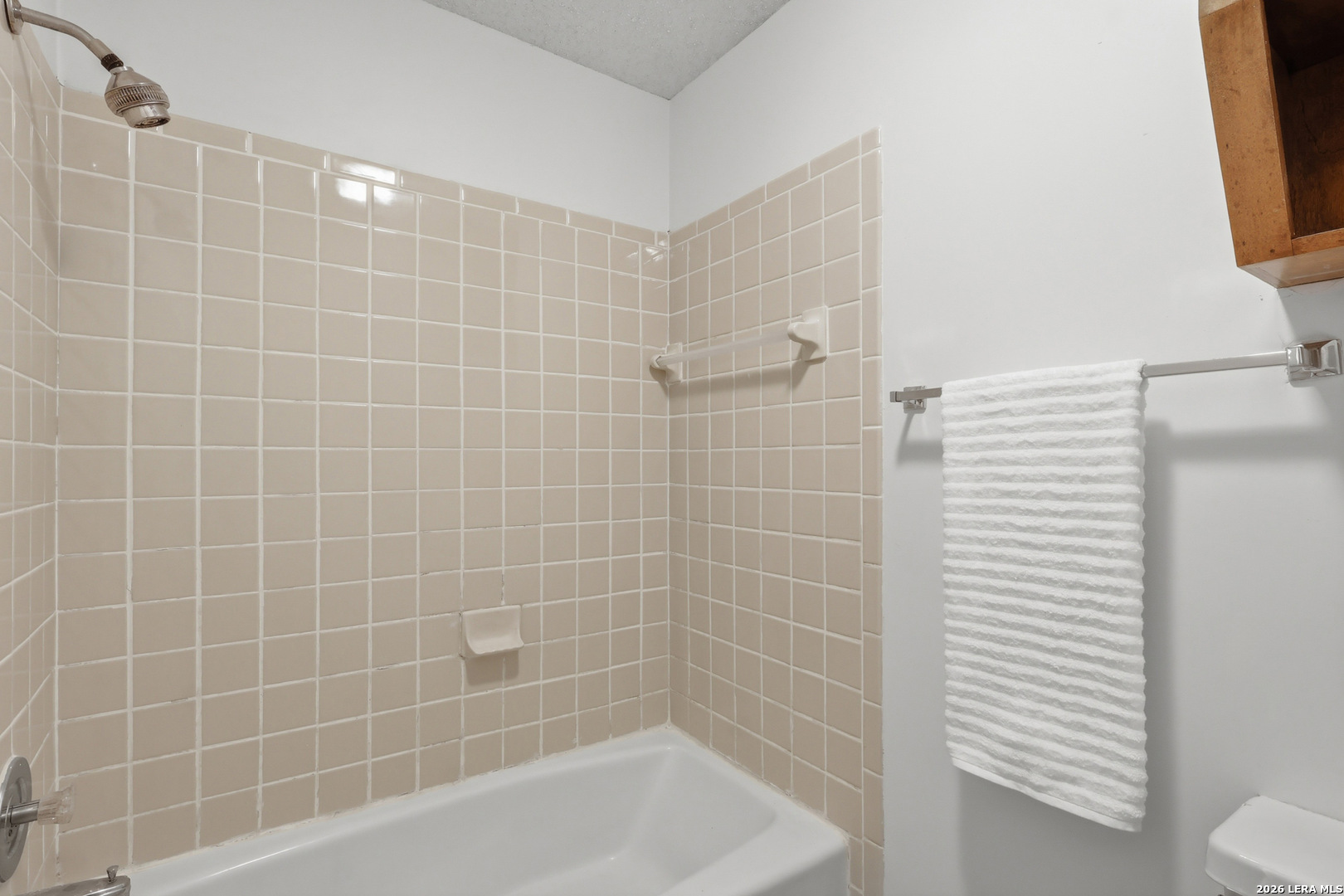 261 Fawn Lane Spring Branch, TX 78070 - Photo 27 of 44 a bathroom with a bathtub