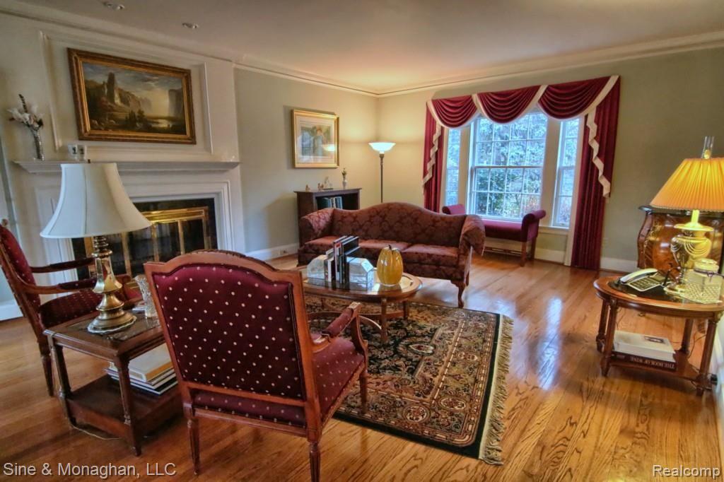 44 Hampton Road Grosse Pointe, MI 48236 - Photo 4 of 33 Living Room.jpg