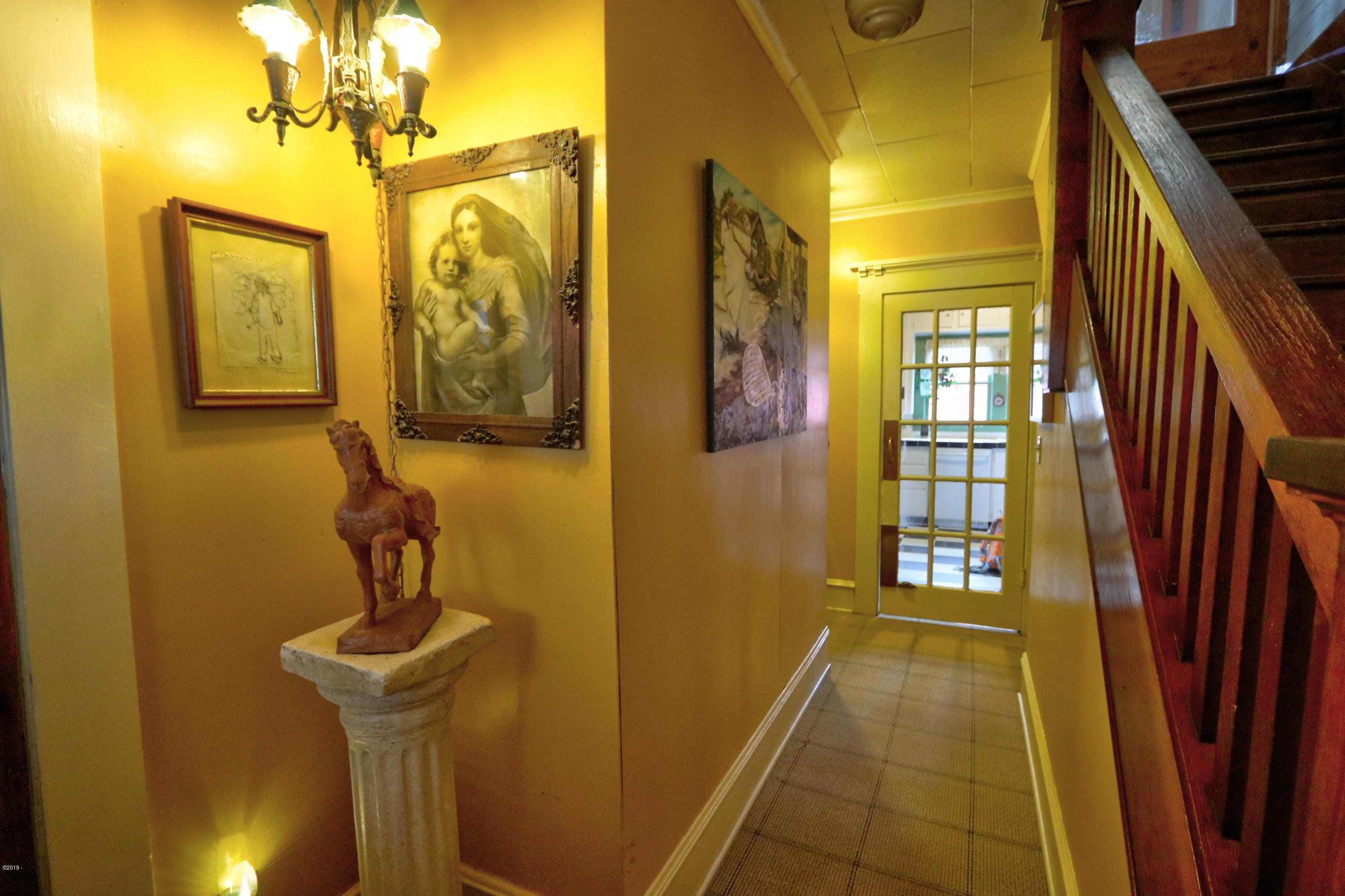 19 Southwest Hurbert Street Newport, OR 97365 - Photo 19 of 51 Hallway