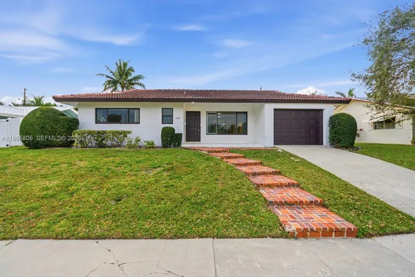 a view of a house with a yard