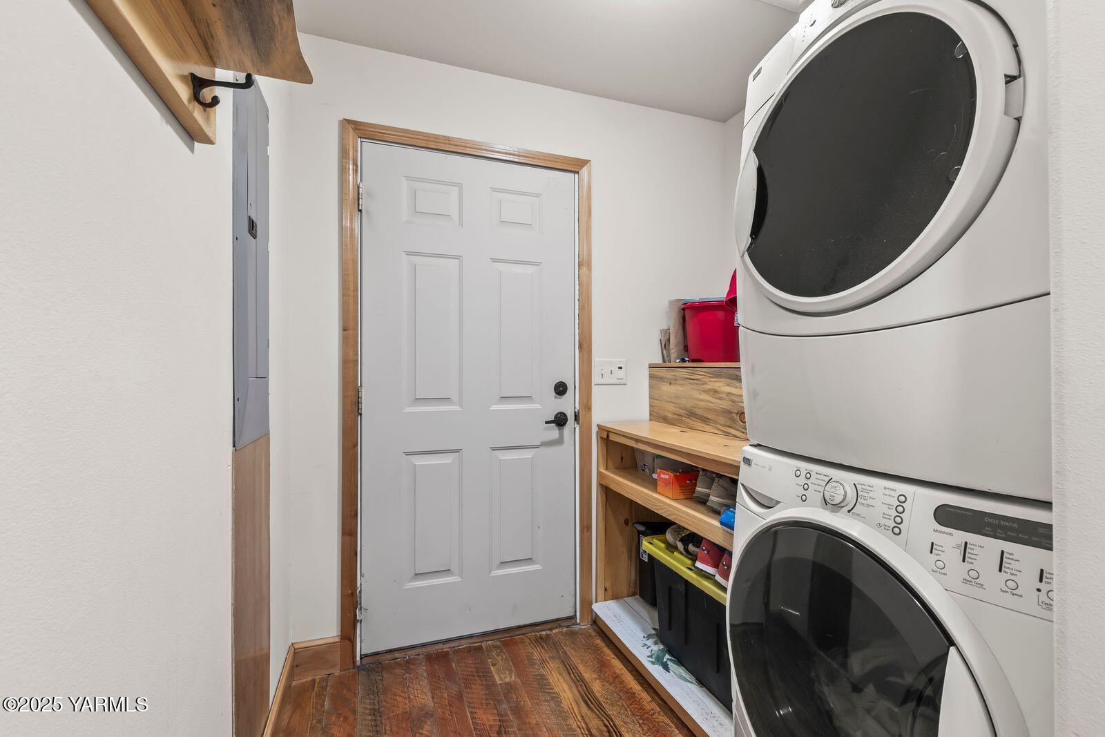 233 Tibbling Road Selah, WA 98942 - Photo 19 of 51 a utility room with dryer and washer