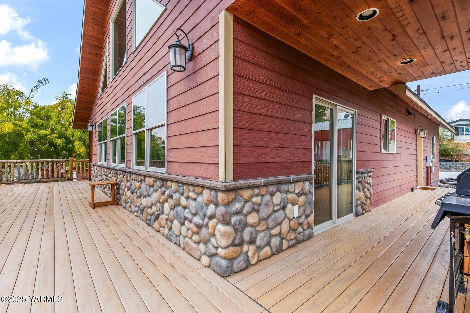 233 Tibbling Road Selah, WA 98942 - Photo 20 of 51 a view of wooden deck