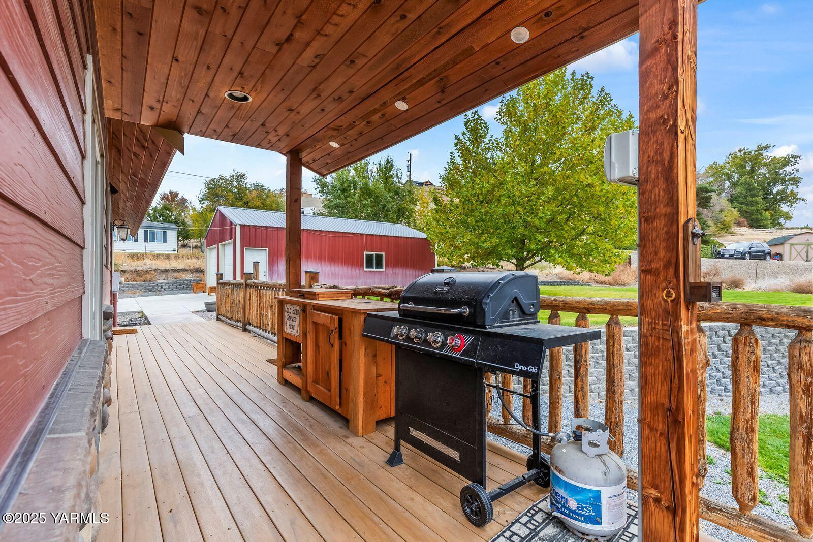 233 Tibbling Road Selah, WA 98942 - Photo 21 of 51 a view of a chairs and table in patio with a small yard