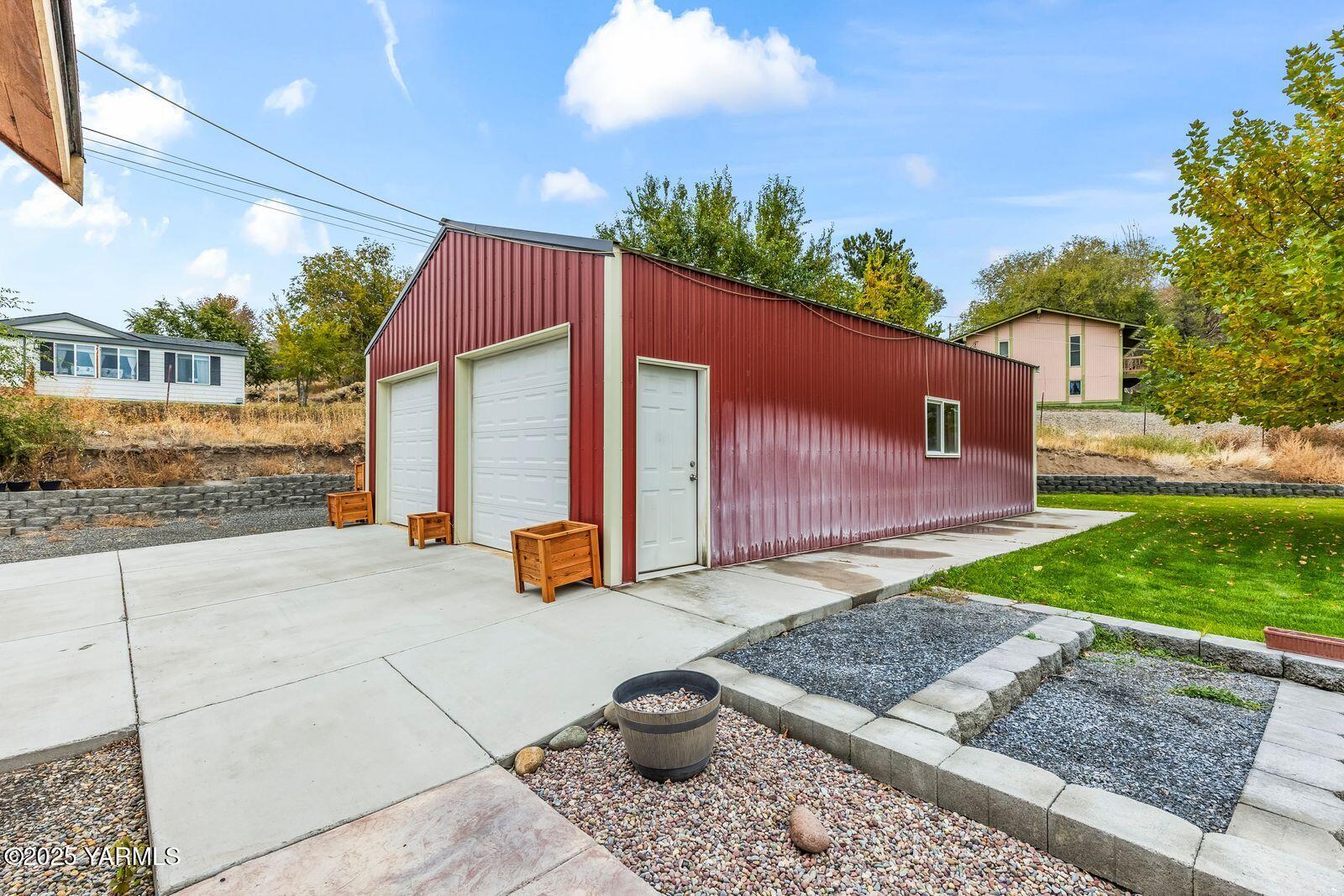 233 Tibbling Road Selah, WA 98942 - Photo 26 of 51 a view of a back yard of the house
